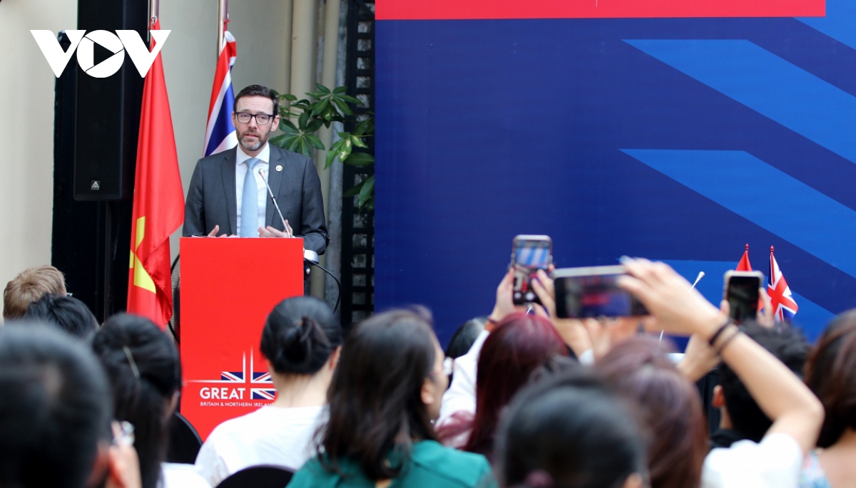 UK pledges close cooperation with Vietnam in dealing with global challenges